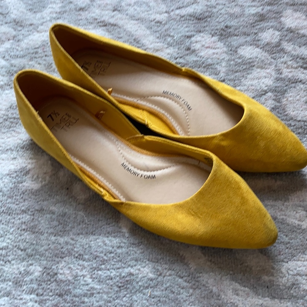 Yellow, pointed toe flats